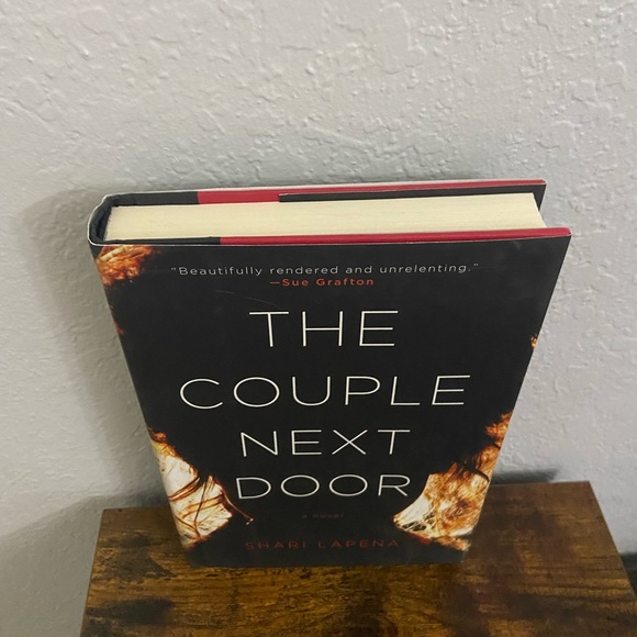 The couple next door hardcover book Shari lapena - Picture 2 of 6